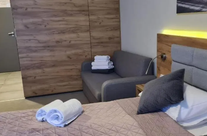 Czarna Gora 138 3* シェンナ